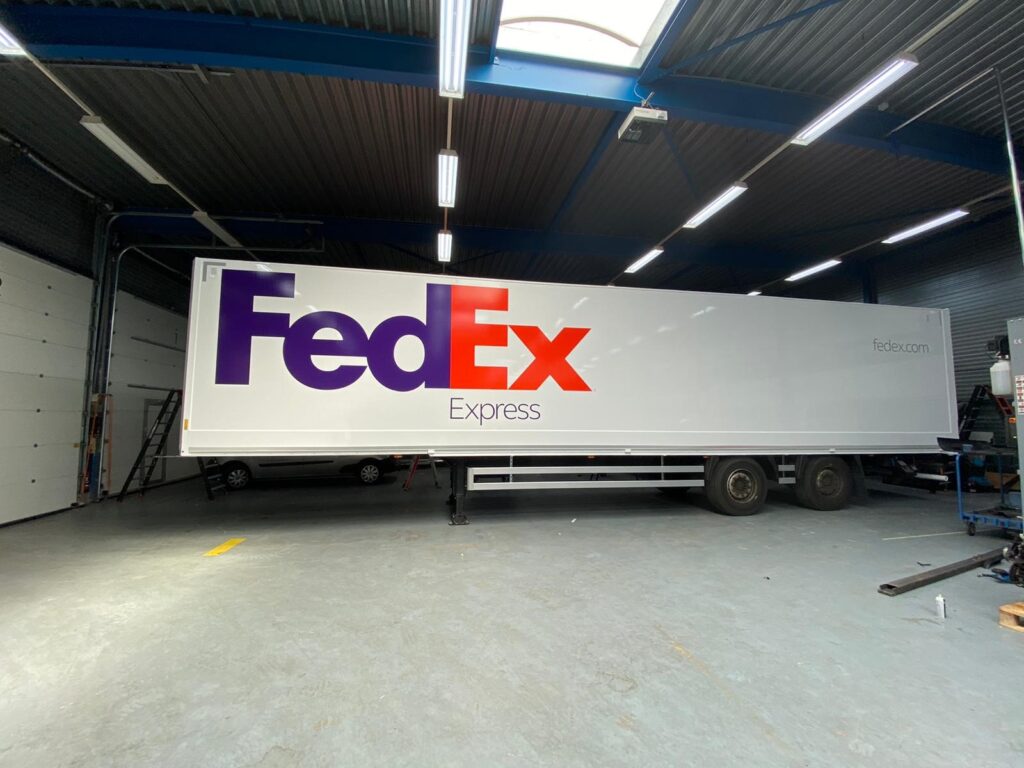 FedEx trailer met goed logo ontwerp