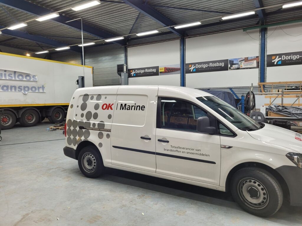 Autobelettering van een OK Marine bestelbus door Dorigo-Rosbag.