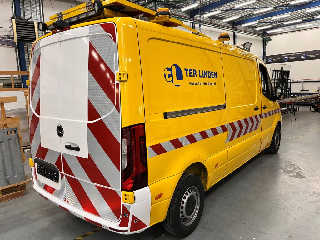 Bedrijfsbus met veiligheidsstriping en bedrijfslogo uitgevoerd door Dorigo-Rosbag.