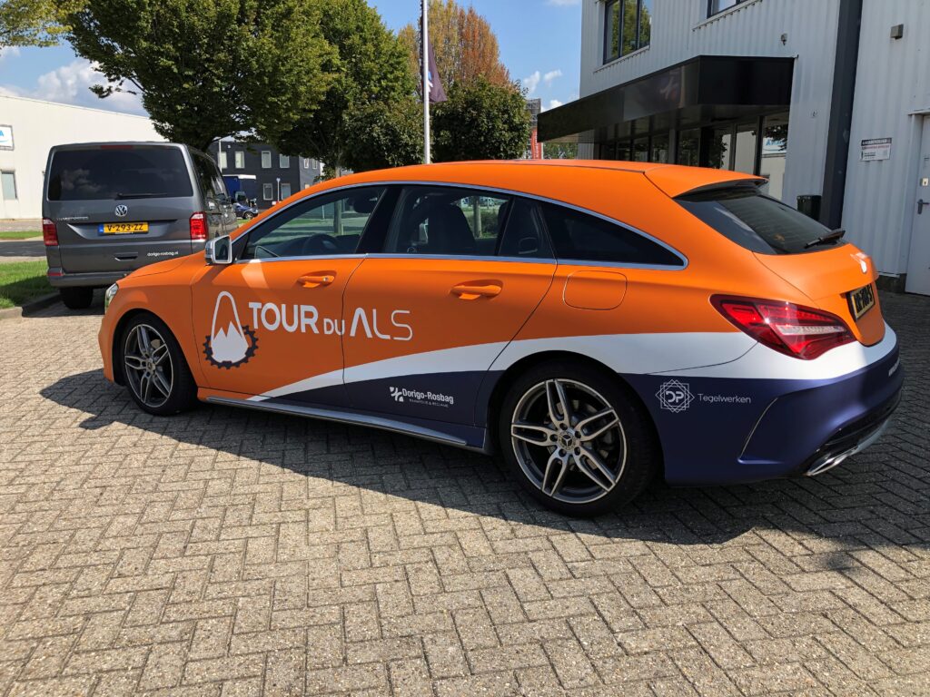 Auto wrapping voorbeeld door Dorigo-Rosbag. Oranje-blauw gewrapte Mercedes voor Tour du ALS.