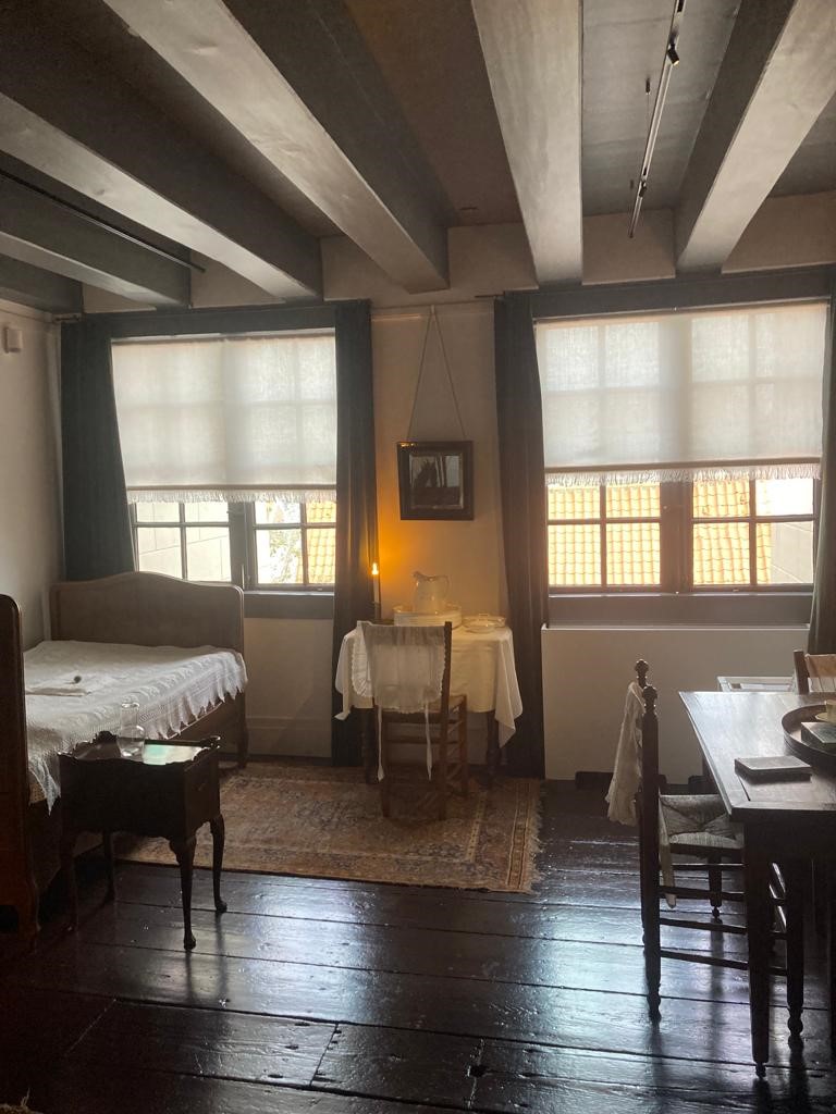 UV folie voor ramen ter bescherming van historisch meubilair.