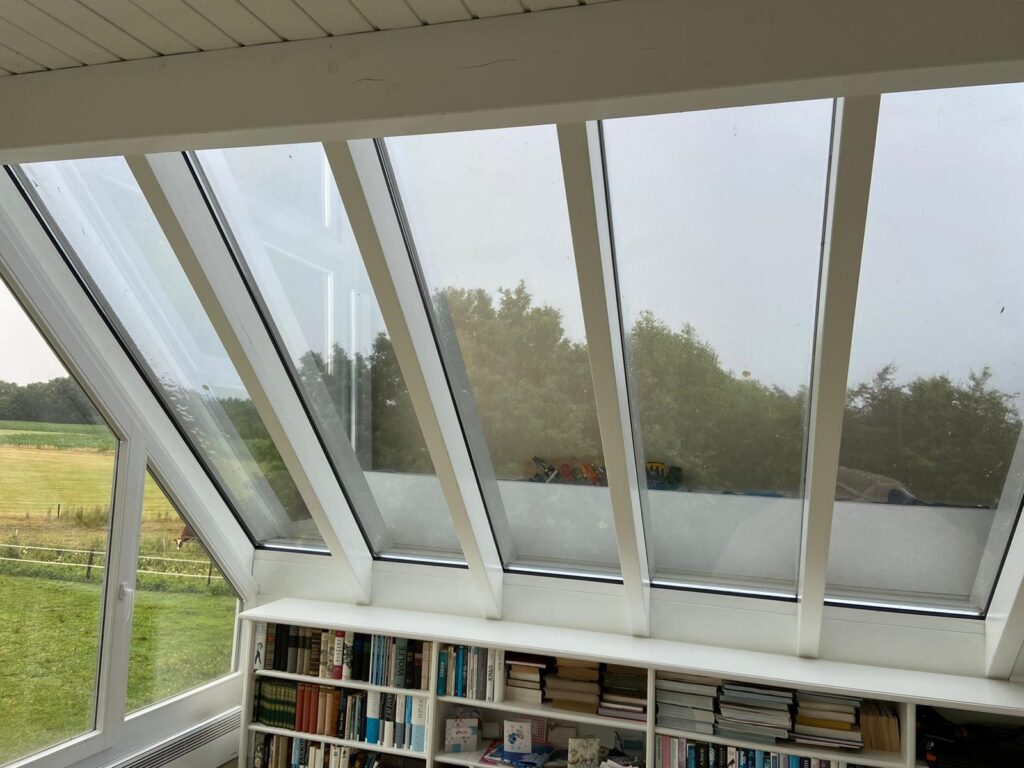 Schuin dakraam met zonnewerend folie
